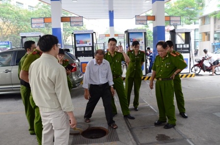 Kiểm tra kho chứa xăng ở cửa hàng xăng dầu số 3