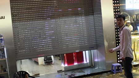 Quên không khóa cửa sau lớp cửa cuốn nên cửa hàng ở số 6 Hàng Bài đã bị kẻ gian đột nhập