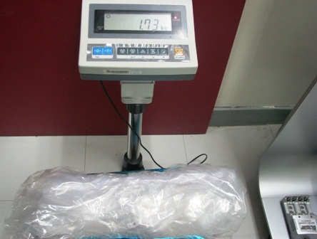 Bắt giữ nữ hành khách nước ngoài vận chuyển cocain trị giá 11 tỷ đồng - 1 Gói 1,73kg cocain bị phát hiện trong hành lý của nữ hành khách S.A