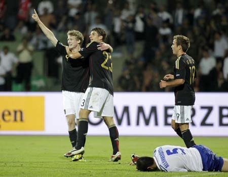 Toàn thắng 7 trận, “xe tăng” Đức chắc suất đi tiếp - 2