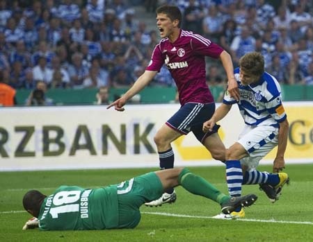 Thắng 5 sao Raul cùng đồng đội vô địch cúp QG Đức - 2