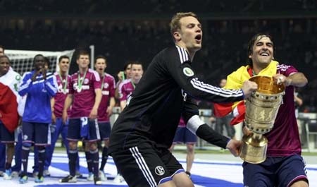 Thắng 5 sao Raul cùng đồng đội vô địch cúp QG Đức - 5