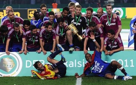 Thắng 5 sao Raul cùng đồng đội vô địch cúp QG Đức - 6