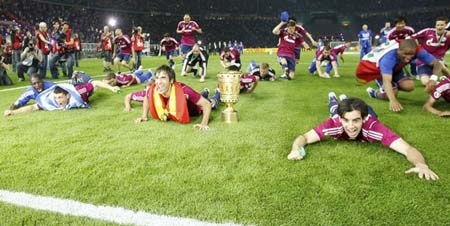 Thắng 5 sao Raul cùng đồng đội vô địch cúp QG Đức - 7