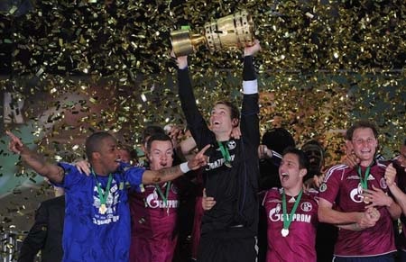 Thắng 5 sao Raul cùng đồng đội vô địch cúp QG Đức - 3