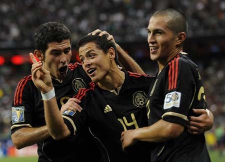 MU tăng lương gấp đôi để giữ chân Antonio Valencia - 2