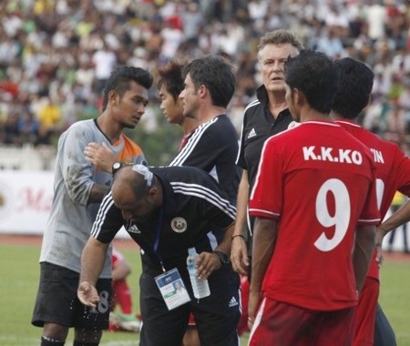 CĐV Myanmar “nổi loạn” trong trận gặp Oman - 1