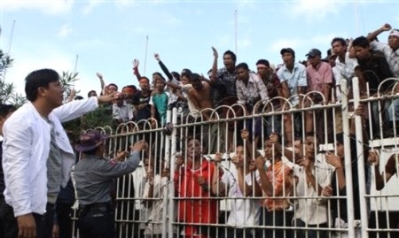 CĐV Myanmar “nổi loạn” trong trận gặp Oman - 2