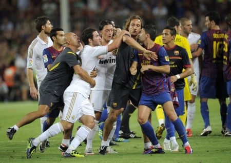 Cầu thủ Barca và Real Madrid loạn đả dữ dội - 1 Cầu thủ Barca và Real Madrid loạn đả dữ dội - 1
