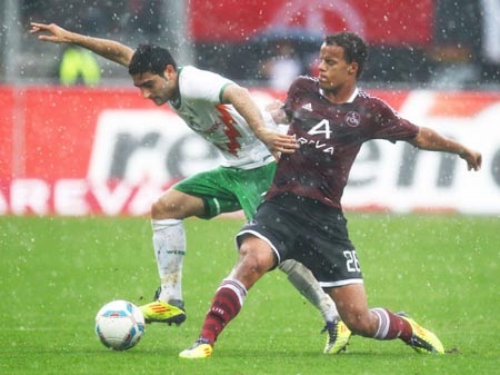 Leverkusen thảm bại, Bremen giành ngôi đầu - 3