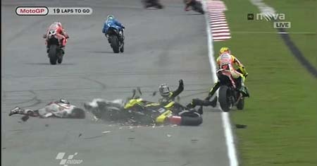 Cận cảnh cái chết thương tâm của tay đua MotoGP Simoncelli - 2