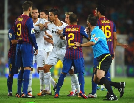 Cầu thủ Barca và Real Madrid loạn đả dữ dội - 3 Cầu thủ Barca và Real Madrid loạn đả dữ dội - 3