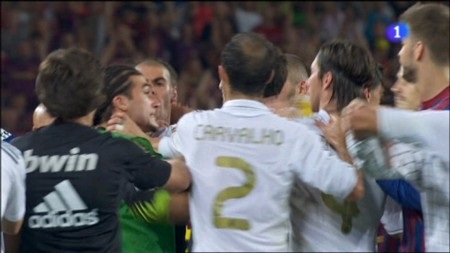 Cầu thủ Barca và Real Madrid loạn đả dữ dội - 4 Cầu thủ Barca và Real Madrid loạn đả dữ dội - 4