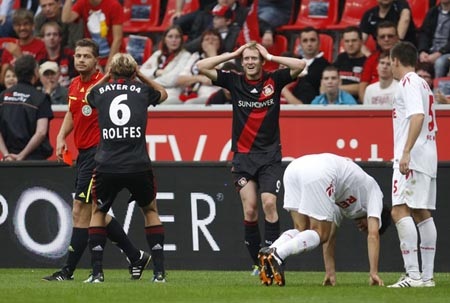 Leverkusen thảm bại, Bremen giành ngôi đầu - 1