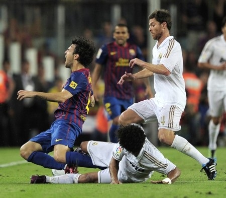 Cầu thủ Barca và Real Madrid loạn đả dữ dội - 2 Cầu thủ Barca và Real Madrid loạn đả dữ dội - 2