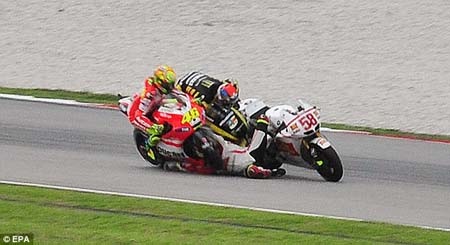 Cận cảnh cái chết thương tâm của tay đua MotoGP Simoncelli - 3