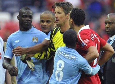 "Nhóc quậy" Balotelli khiêu khích CĐV MU - 1 "Nhóc quậy" Balotelli khiêu khích CĐV MU - 1