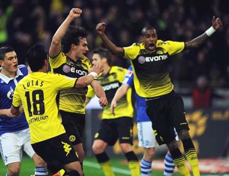 Hạ thuyết phục Schalke, Dortmund tạm chiếm ngôi đầu - 1 Hạ thuyết phục Schalke, Dortmund tạm chiếm ngôi đầu - 1