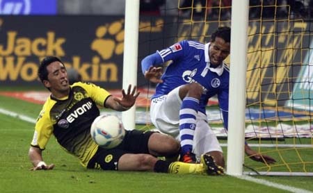 Hạ thuyết phục Schalke, Dortmund tạm chiếm ngôi đầu - 2