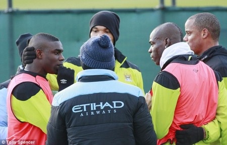 “Siêu quậy” Balotelli lại xô xát với đồng đội - 1