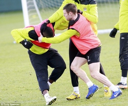 “Siêu quậy” Balotelli lại xô xát với đồng đội - 2