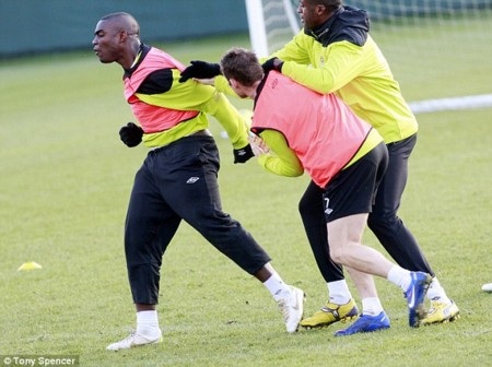 “Siêu quậy” Balotelli lại xô xát với đồng đội - 3