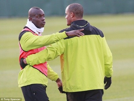“Siêu quậy” Balotelli lại xô xát với đồng đội - 4