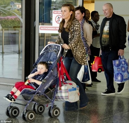 Vợ và quý tử của Rooney vui đùa trên sóng biển Barbados - 1 Vợ và quý tử của Rooney vui đùa trên sóng biển Barbados - 1