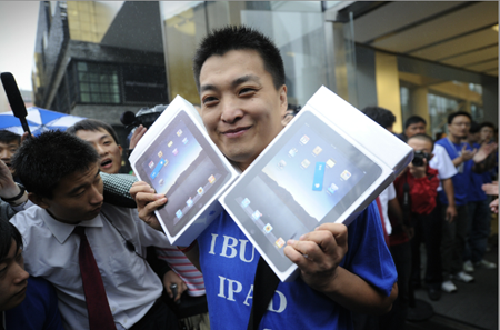 Choáng với cậu bé bán thận để mua iPhone và iPad