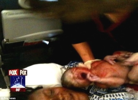 Sinh con trên máy bay, được sát trùng bằng... rượu Vodka