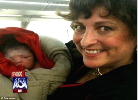 Sinh con trên máy bay, được sát trùng bằng... rượu Vodka