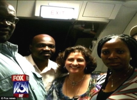 Sinh con trên máy bay, được sát trùng bằng... rượu Vodka