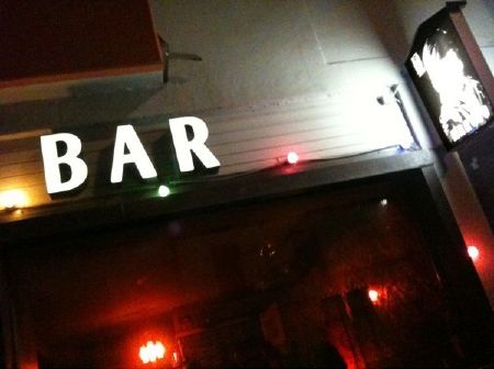 Cầu cứu cảnh sát vì bị bạn gái... ép quan hệ liên tục