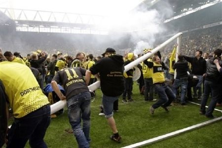 Dortmund tưng bừng lên ngôi, Bayern đẩy Cologne xuống hạng - 3 Dortmund tưng bừng lên ngôi, Bayern đẩy Cologne xuống hạng