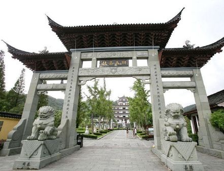 Trung Quốc: lăng mộ của "đại gia" bằng 3 năm lương nông dân - 2 Cổng vào khu nghĩa trang được thiết kế cầu kỳ