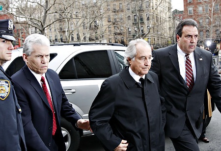 Mô hình lừa đảo "kiểu Muaban24" đã hoành hành và biến thể như thế nào? - 2 Bernard L. Madoff (giữa) bị kết án 150 năm tù vì lừa đảo theo mô hình Ponzi