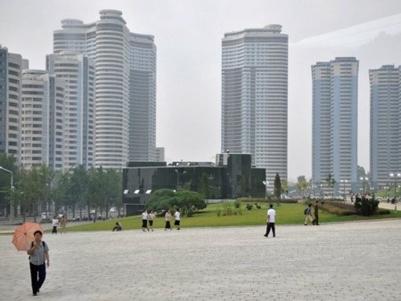 Kinh tế Triều Tiên sẽ cất cánh nhờ nguồn khoáng sản 6000 tỷ USD? - 1 Những khu cao ốc mọc lên ngày một nhiều ở Bình Nhưỡng(Ảnh: internet