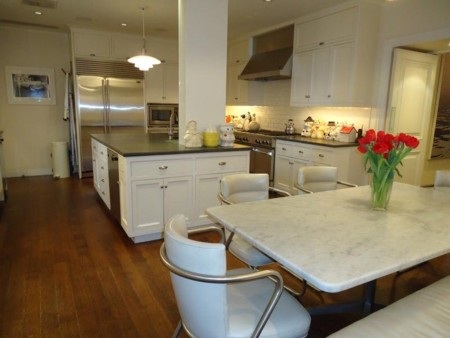 Chiêm ngưỡng siêu căn hộ 500 tỷ giữa New York - 7 Phòng bếp rộng với sàn gỗ và thiết bị bằng thép chống rỉ