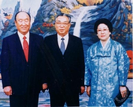 Lãnh đạo Triều Tiên gửi chia buồn nhà sáng lập giáo phái tại Hàn Quốc - 1 Ông Sun Myung Moon chụp ảnh cùng nhà lãnh đạo Triều Tiên Kim Il-Sung (giữa)