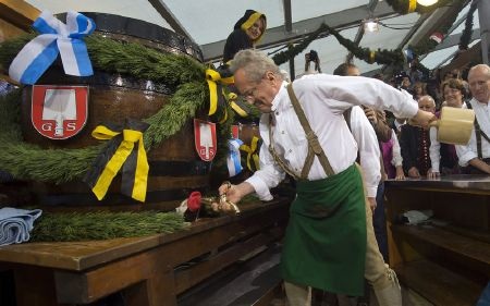 Lễ hội bia lớn nhất thế giới tưng bừng khai mạc - 1 Thị trưởng Munich làm lễ khui bia