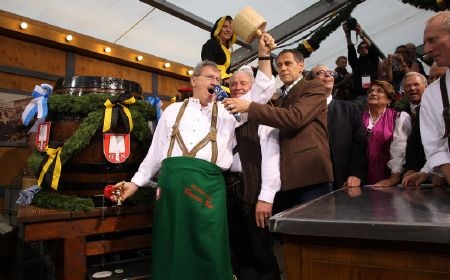 Lễ hội bia lớn nhất thế giới tưng bừng khai mạc - 2 Oktoberfest thu hút rất đông du khách