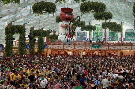 Lễ hội bia lớn nhất thế giới tưng bừng khai mạc - 3 Oktoberfest thu hút rất đông du khách