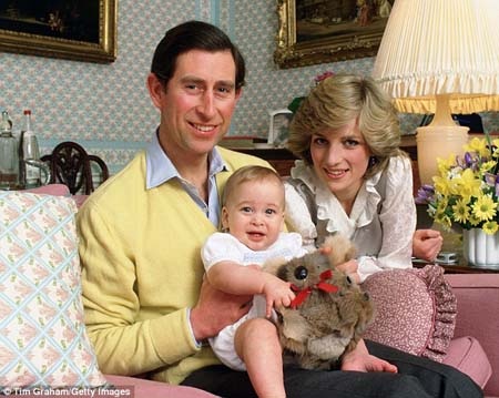 Người dân Anh tưởng nhớ 15 năm ngày mất công nương Diana - 5 Công nương Diana cùng chồng và con khi còn sống