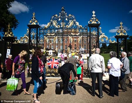 Người dân Anh tưởng nhớ 15 năm ngày mất công nương Diana - 2 Công nương Diana cùng chồng và con khi còn sống