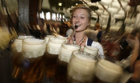 Lễ hội bia lớn nhất thế giới tưng bừng khai mạc - 4 Một nữ phục vụ với rất nhiều vại bia trên tay