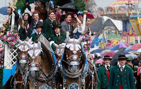 Lễ hội bia lớn nhất thế giới tưng bừng khai mạc - 9 Mưa cũng không ngăn được những người mê bia