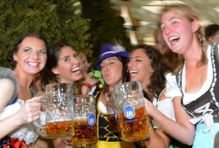 Lễ hội bia lớn nhất thế giới tưng bừng khai mạc - 5 Chị em cũng nâng ly nhiệt tình