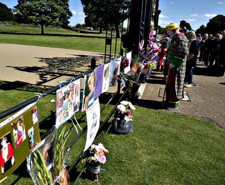 Người dân Anh tưởng nhớ 15 năm ngày mất công nương Diana - 4 Công nương Diana cùng chồng và con khi còn sống