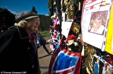 Người dân Anh tưởng nhớ 15 năm ngày mất công nương Diana - 3 Công nương Diana cùng chồng và con khi còn sống