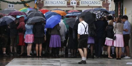 Lễ hội bia lớn nhất thế giới tưng bừng khai mạc - 10 Mưa cũng không ngăn được những người mê bia